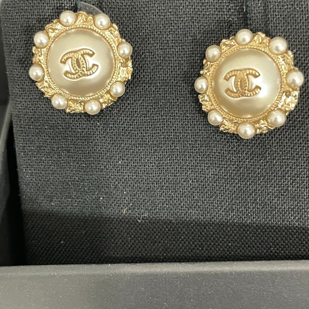 SOLD❌CHANEL 1521 NEW IN BOX GOLD TONE W/PEARL INLA